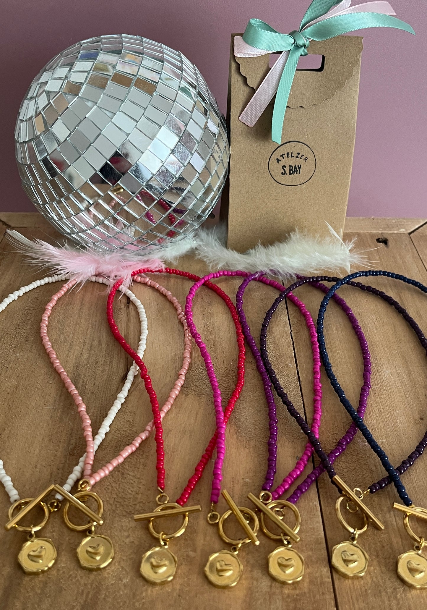 collier medaillon coeur perles