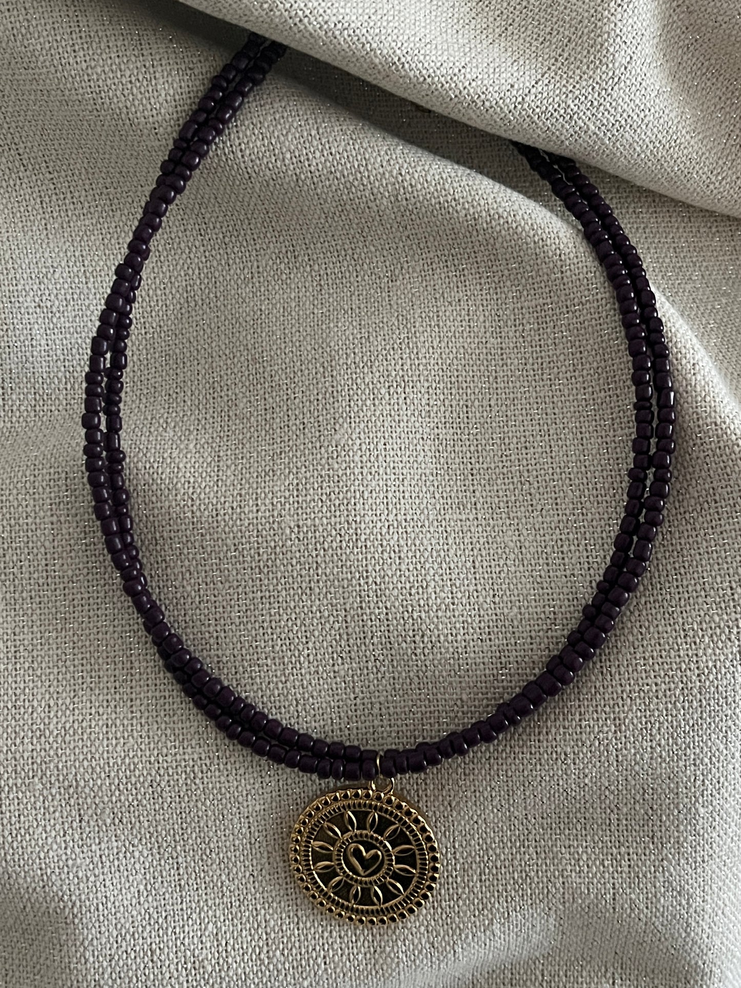 collier multirangs perles aubergine