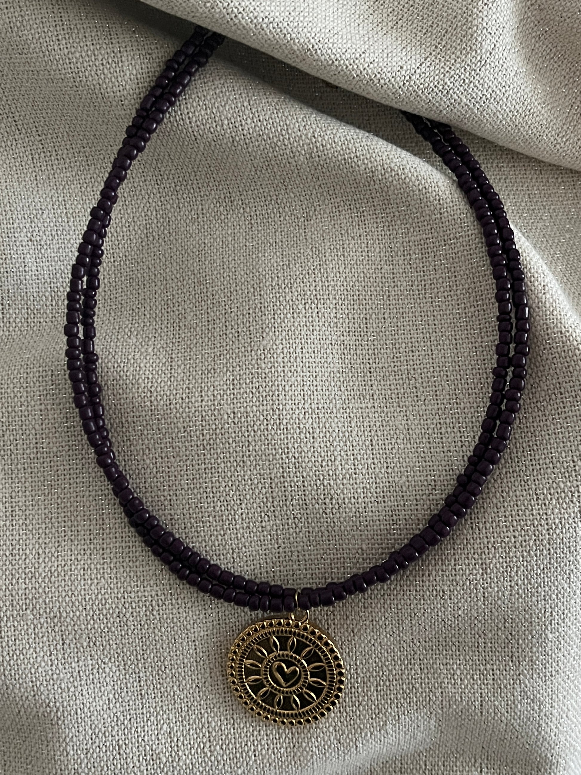 collier multirangs perles aubergine