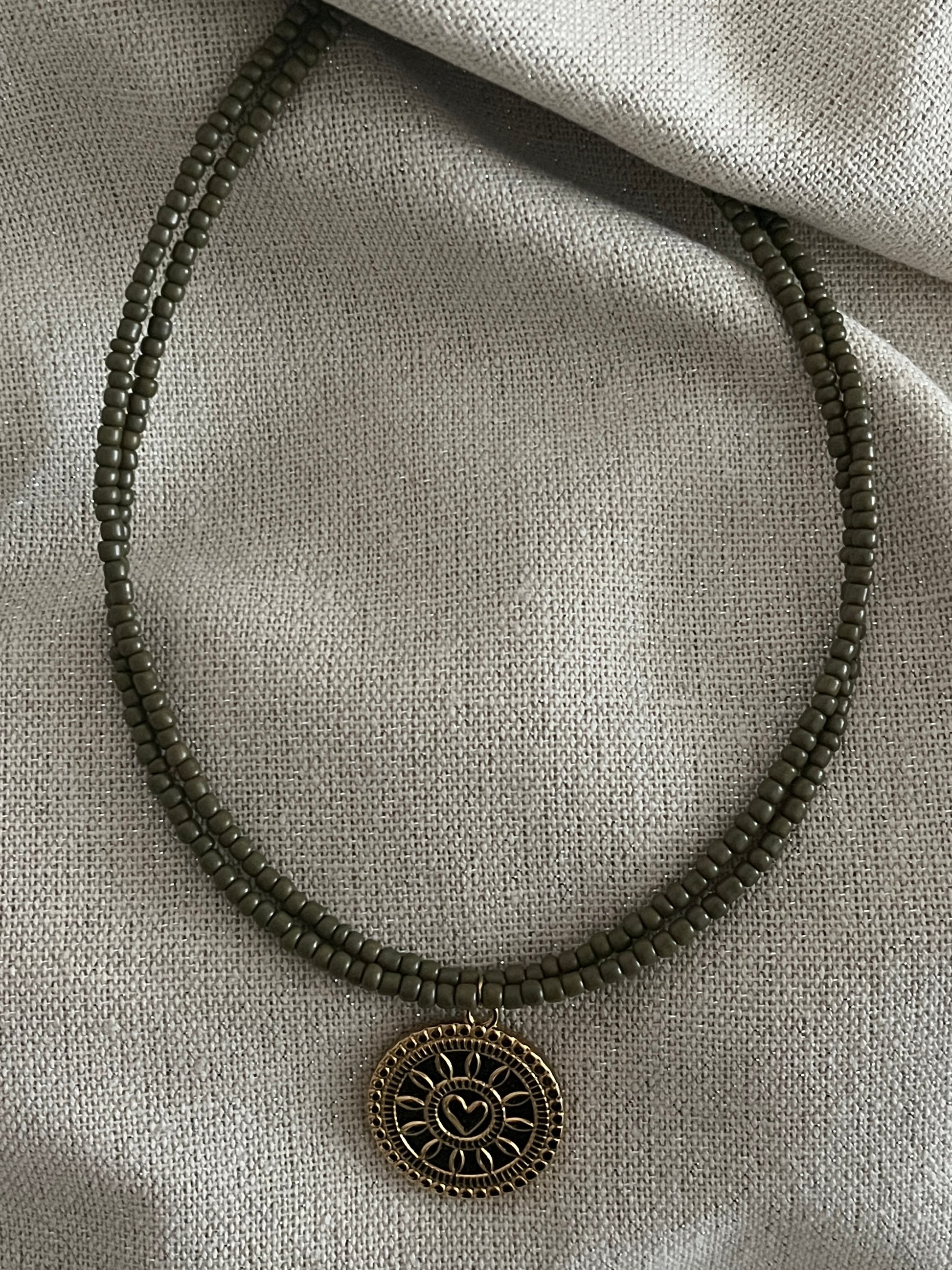 collier multirangs perles kaki