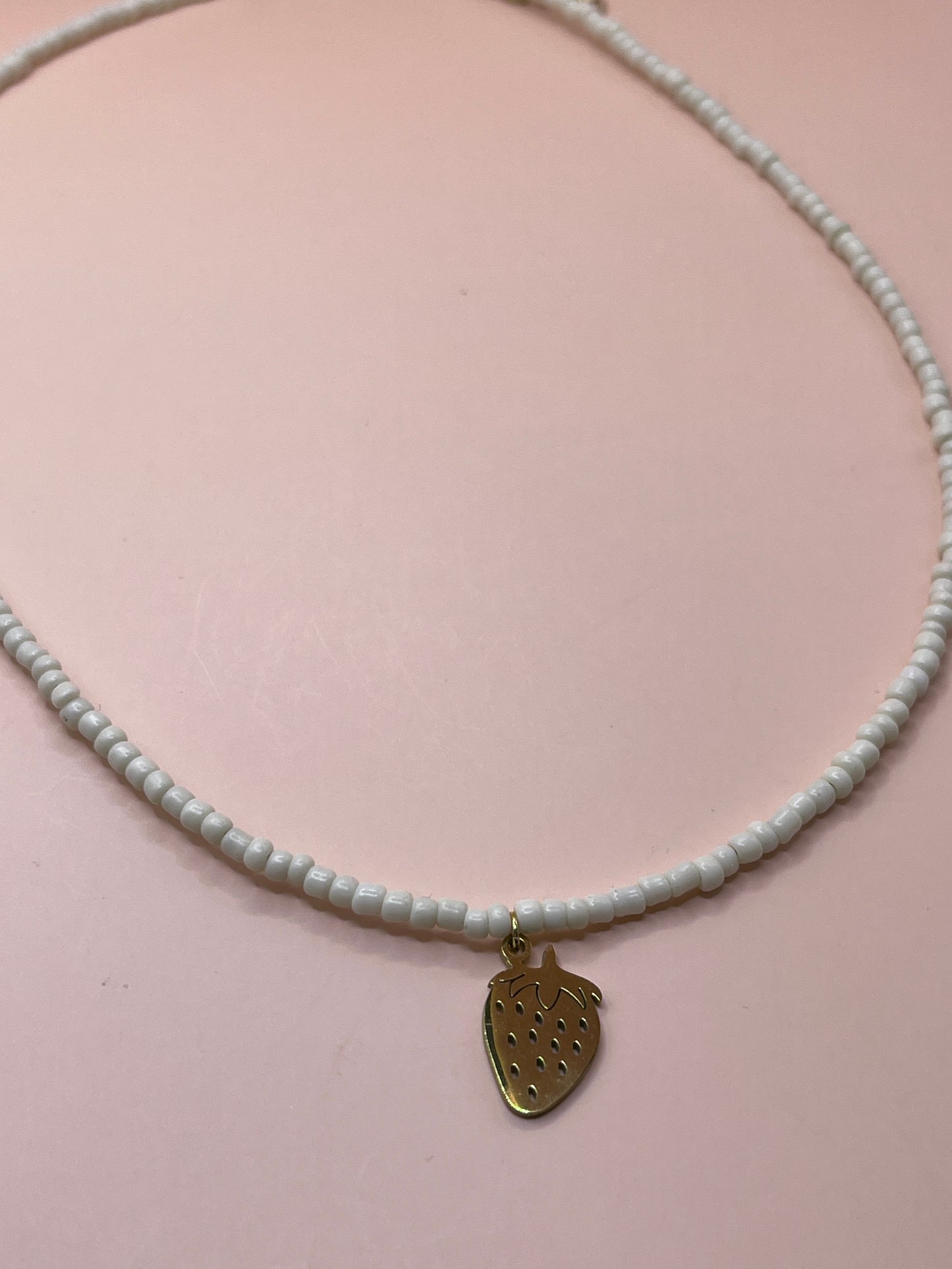 collier perles blanc fraise