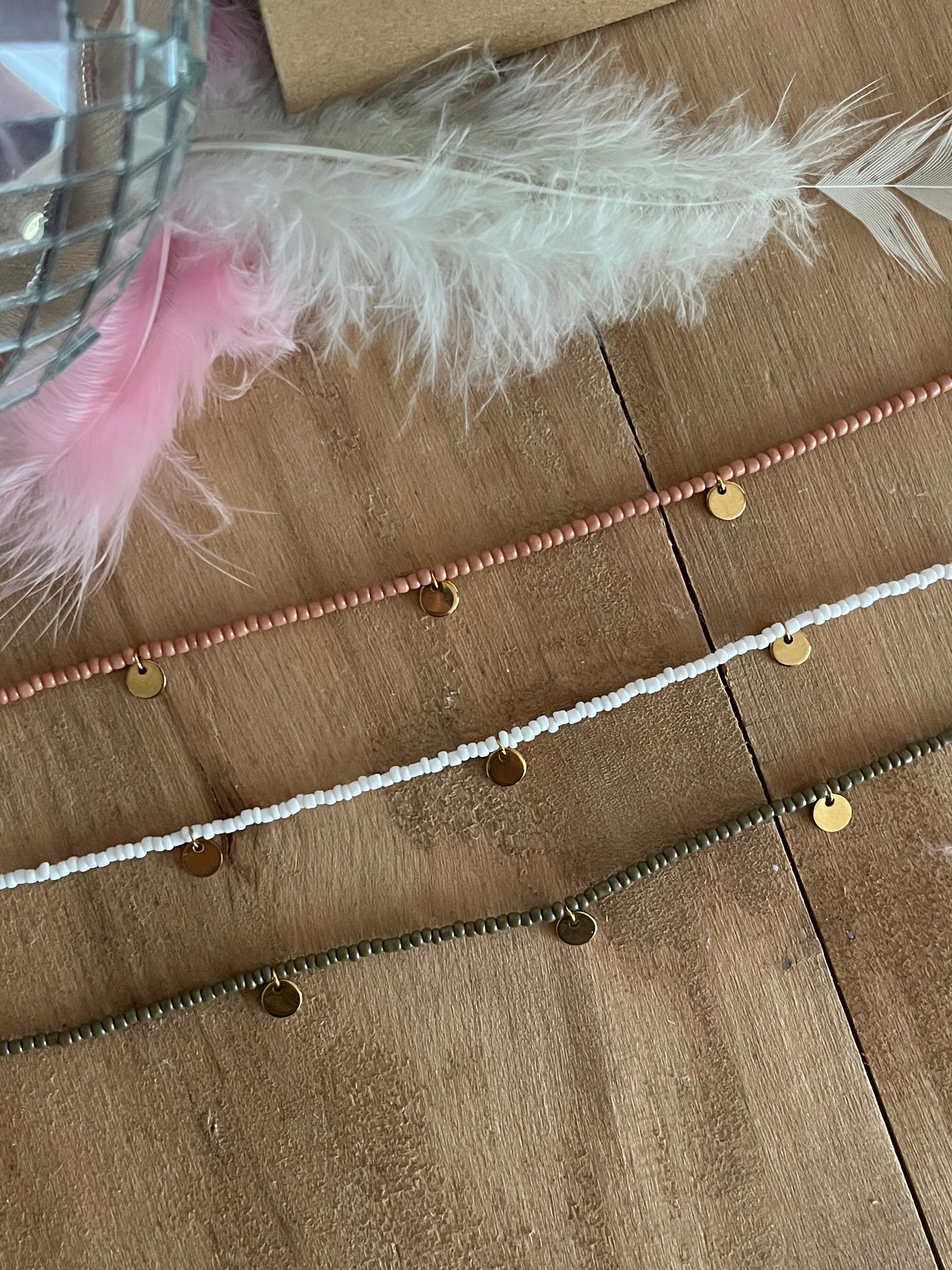 collier perles breloques rondes