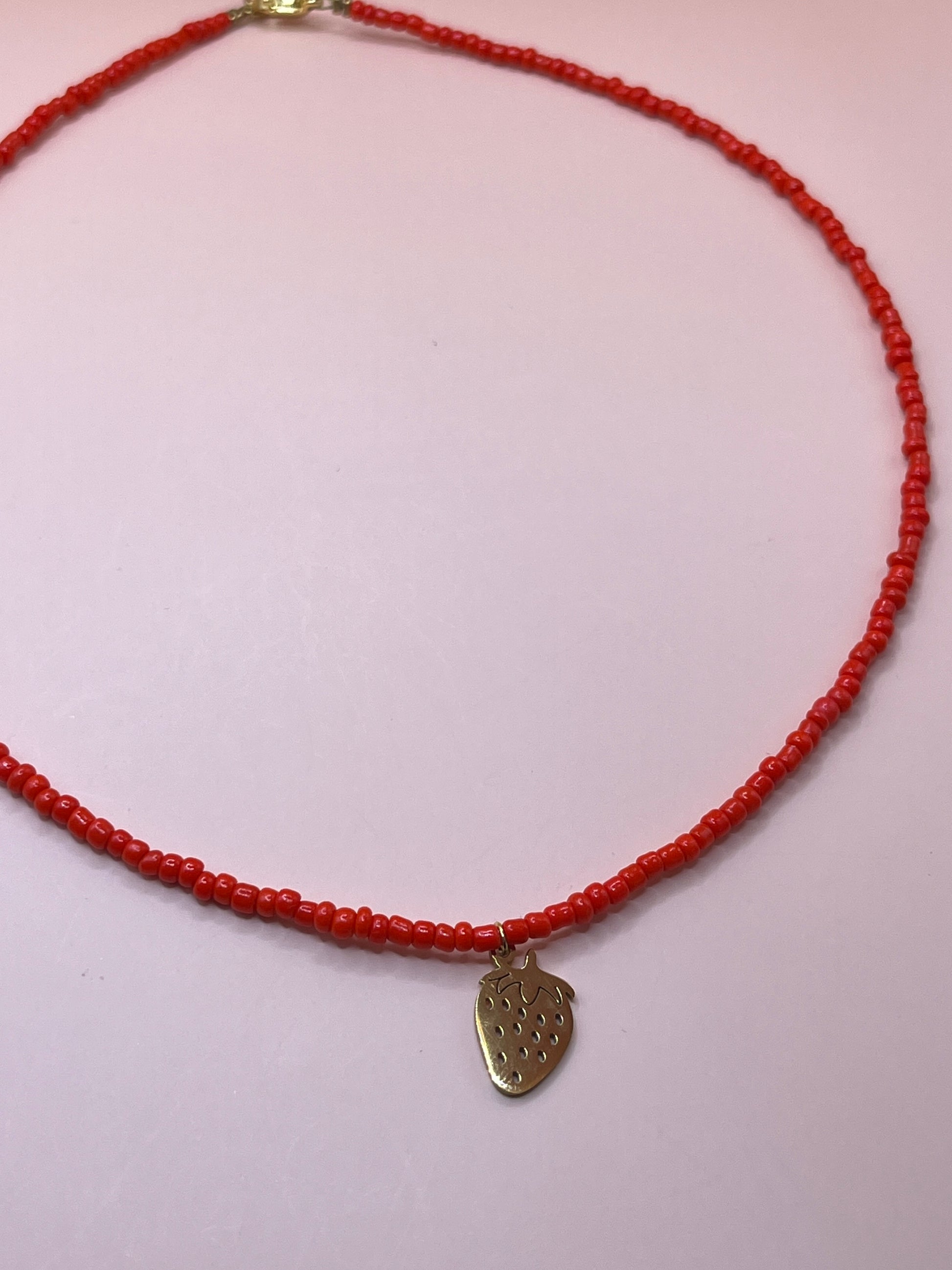 collier perles rouge fraise