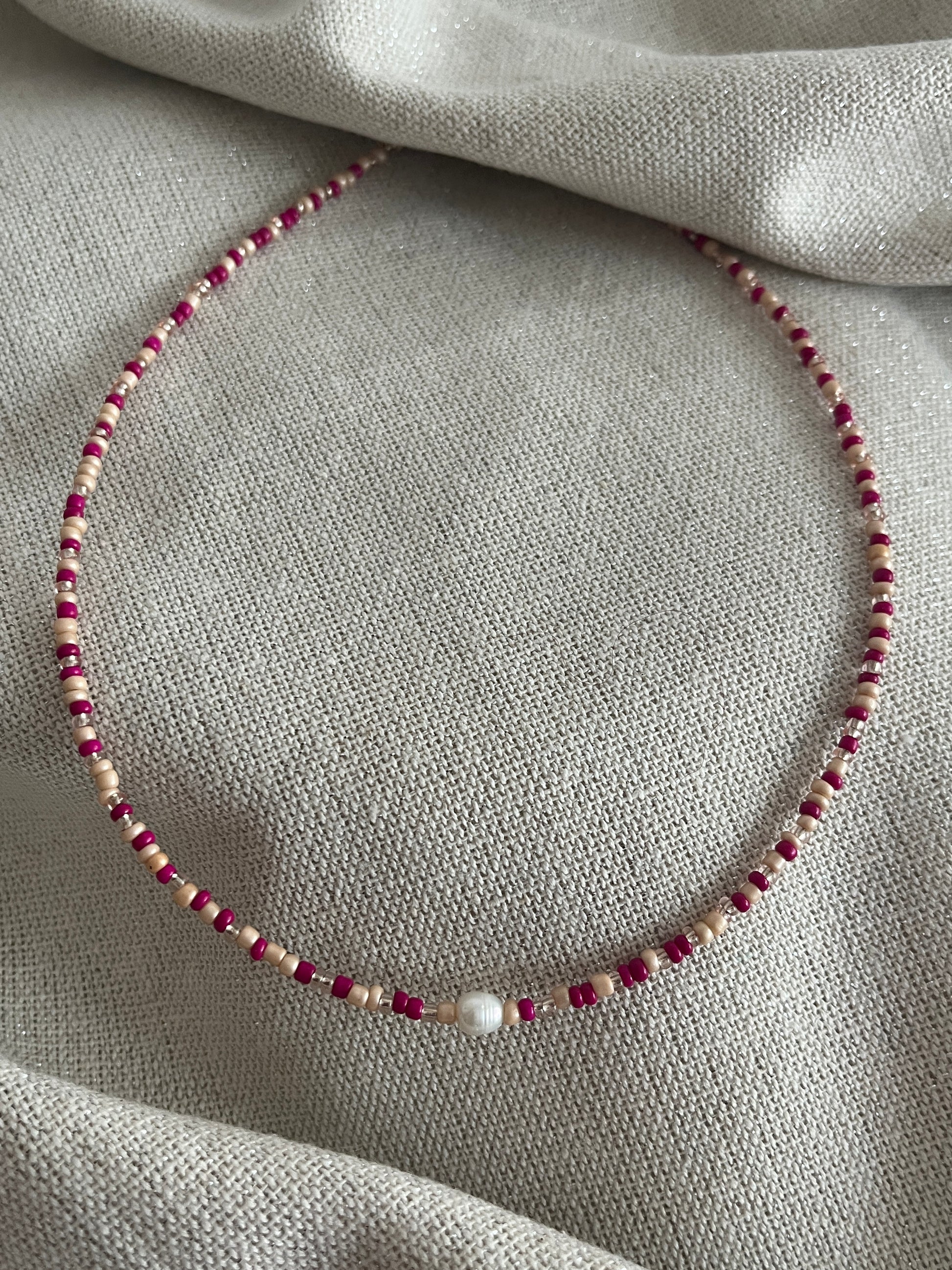 collier perles fuchsia brille