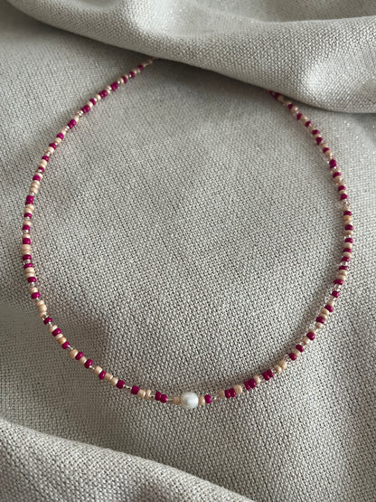 collier perles fuchsia brille