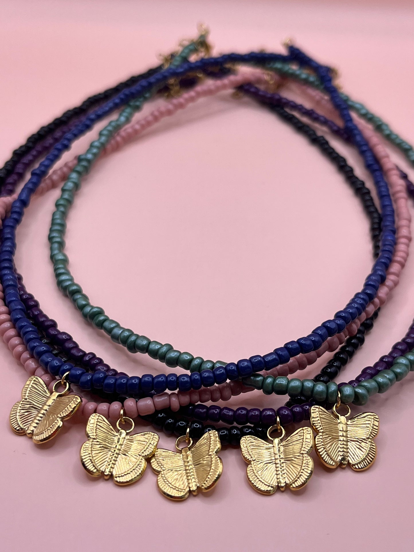 Dua | Collier en perles + breloque papillon en acier inoxydable