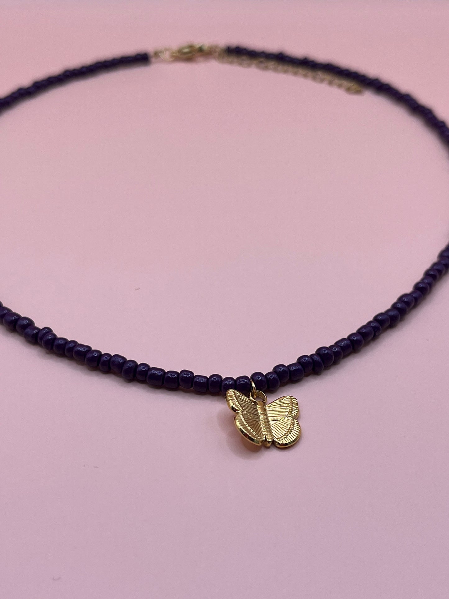 collier en perles papillon aubergine