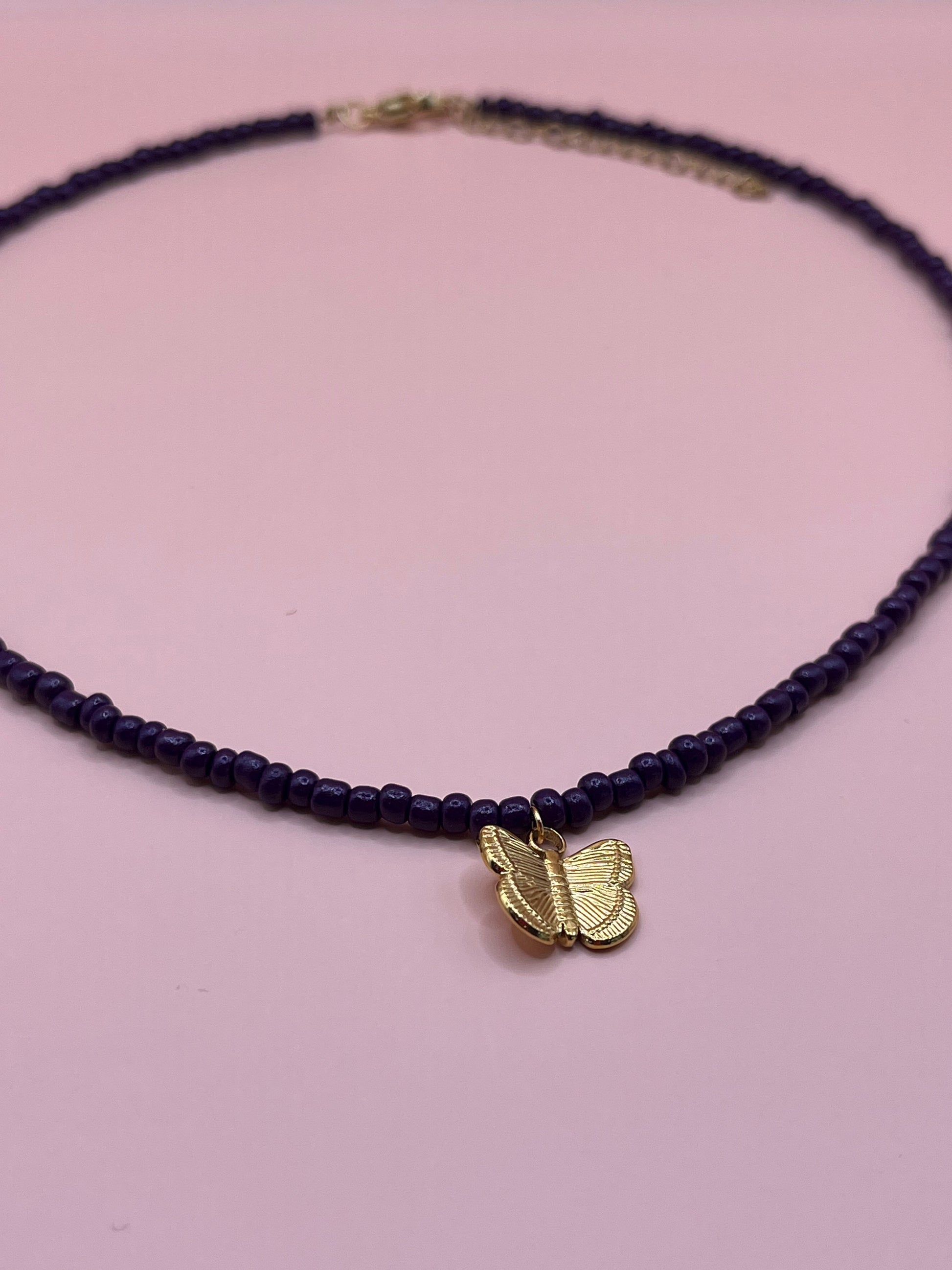 collier en perles papillon aubergine