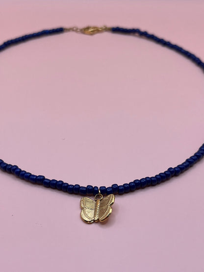 collier en perles papillon bleu