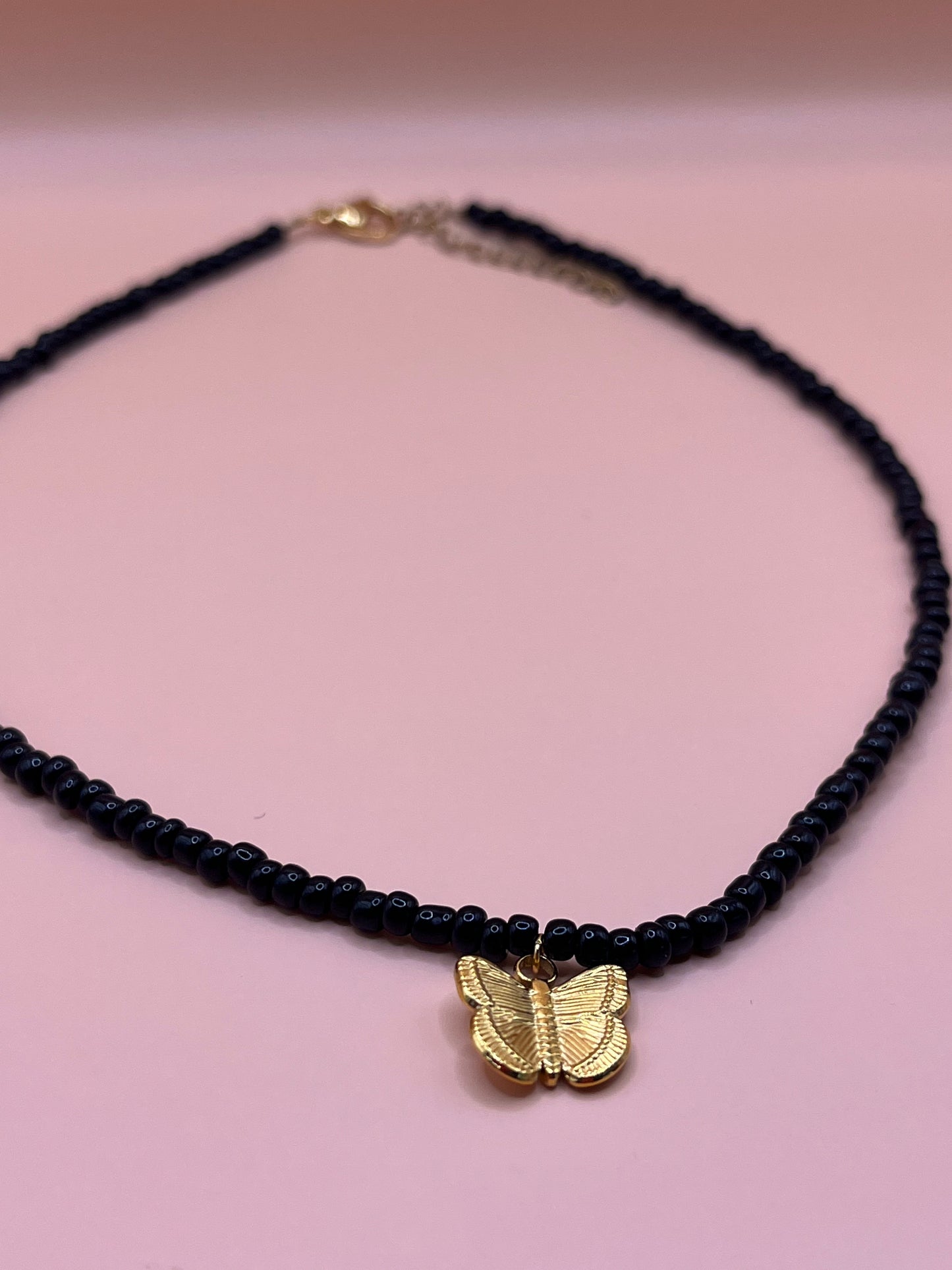 collier en perles papillon noir