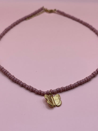 collier en perles papillon rose