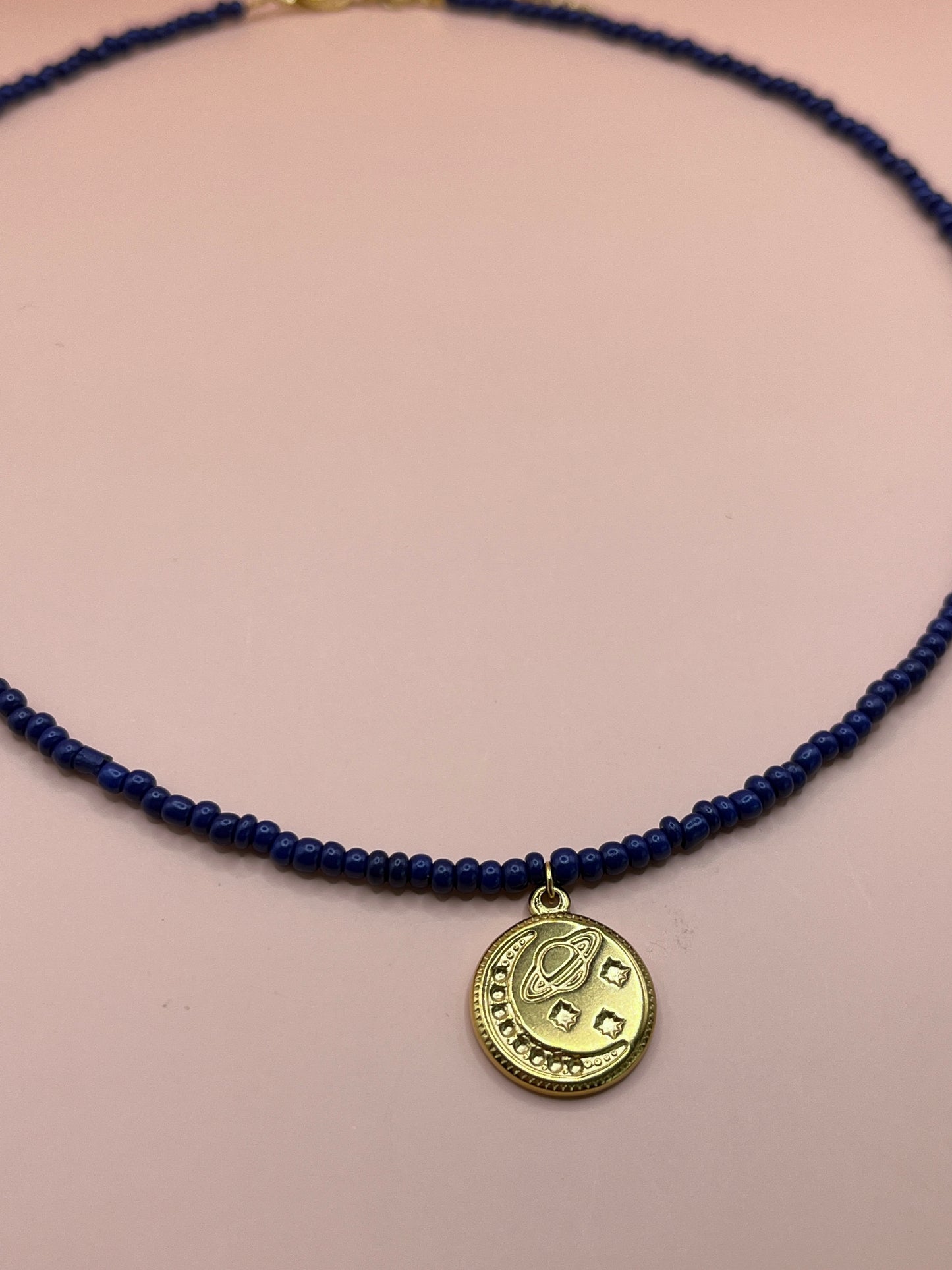 collier perles bleu marine