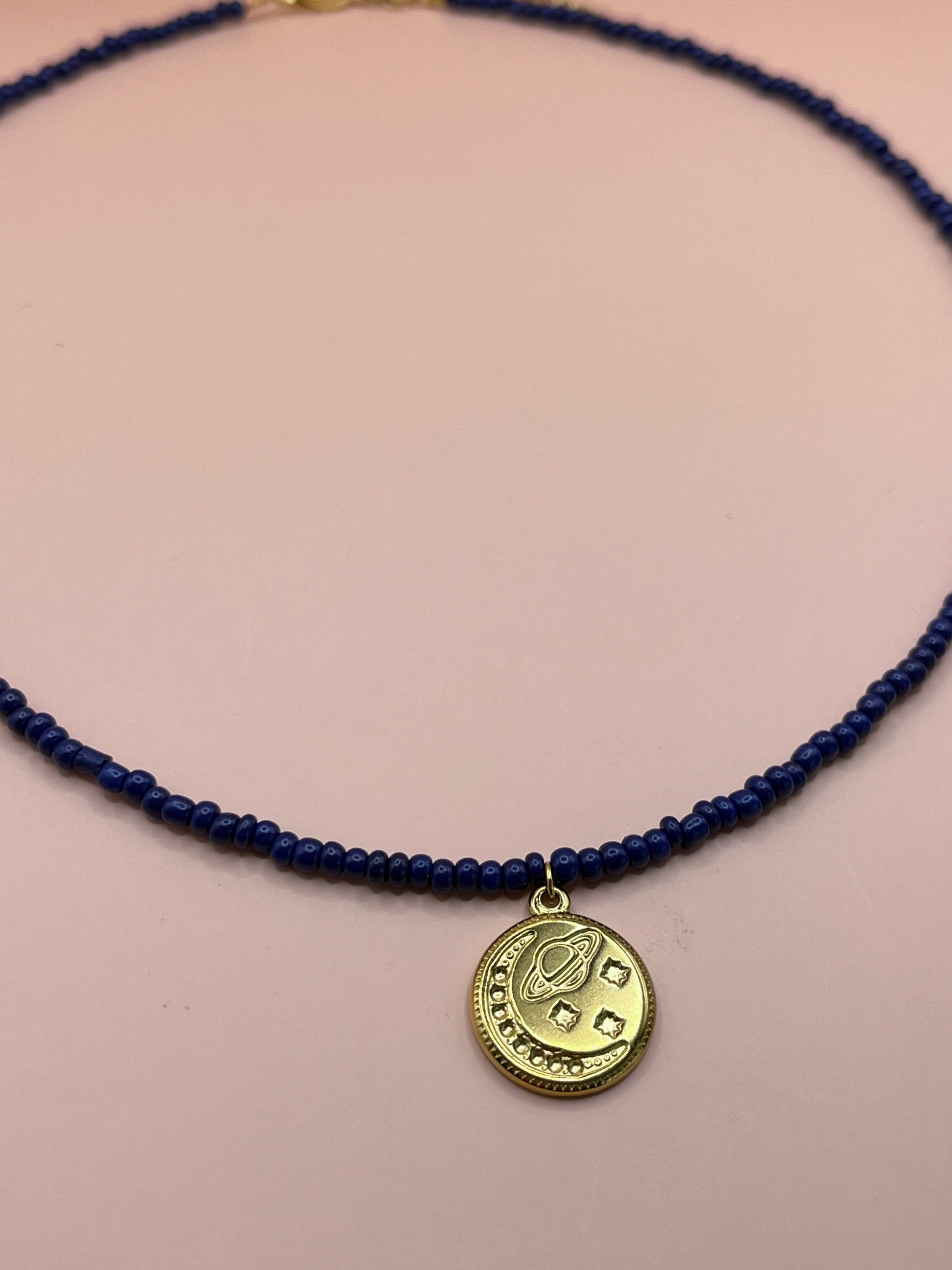 collier perles bleu marine