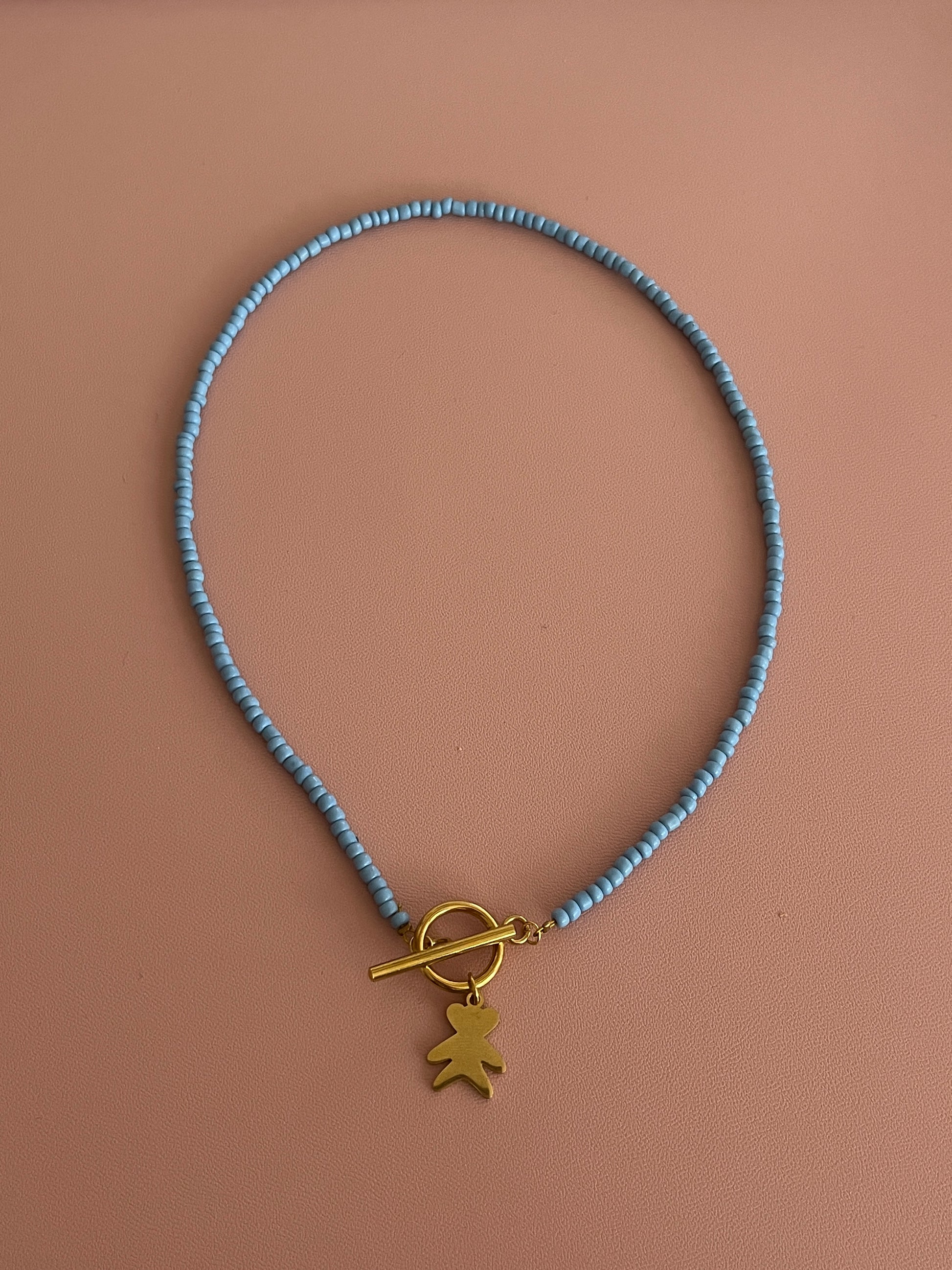 collier perles bleu ourson