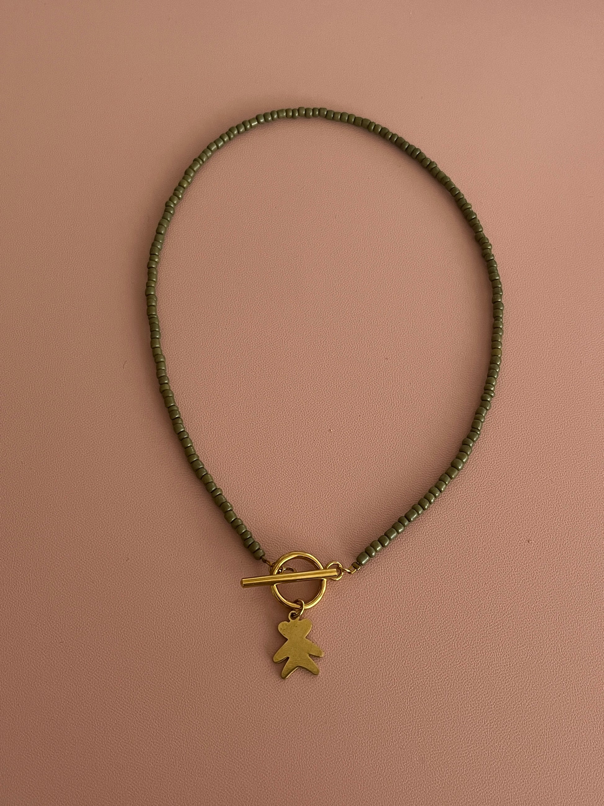 collier perles kaki ourson