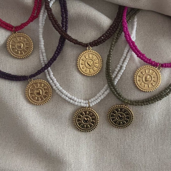 collier multirangs perles medaillon coeur