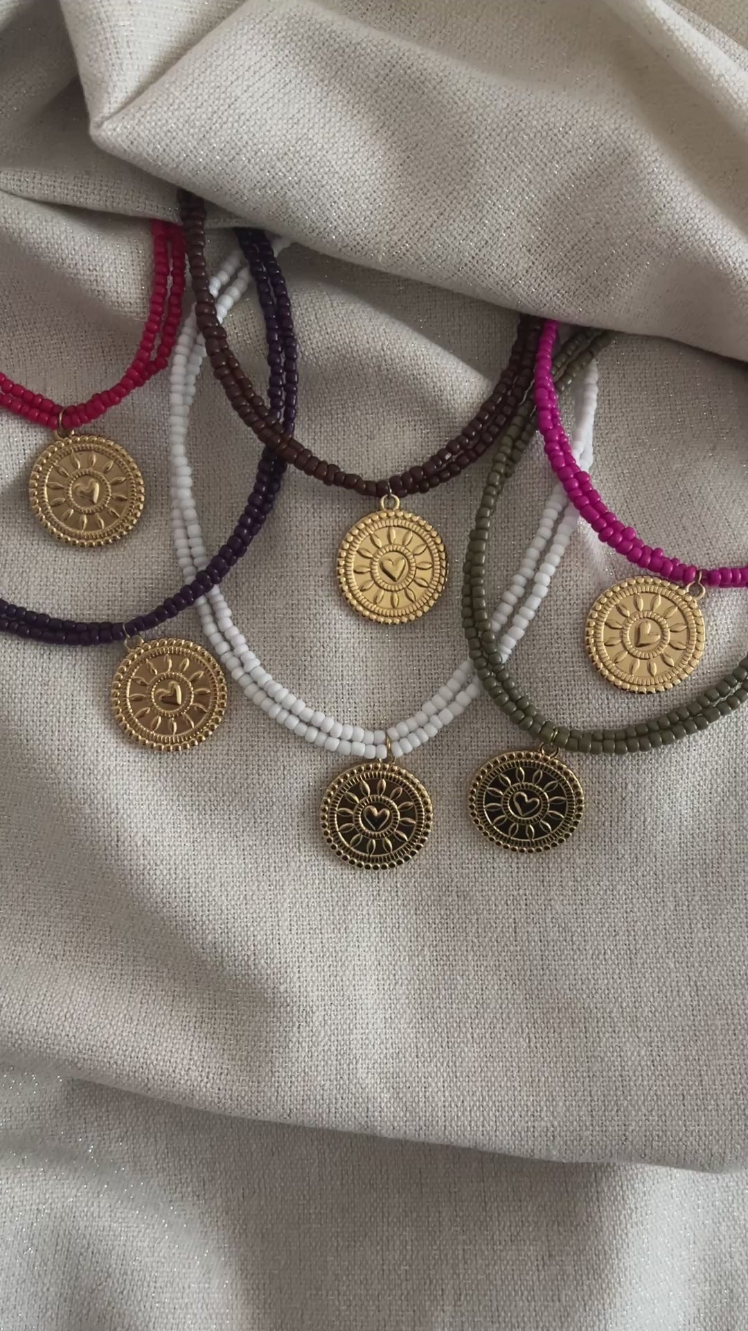 collier multirangs perles medaillon coeur