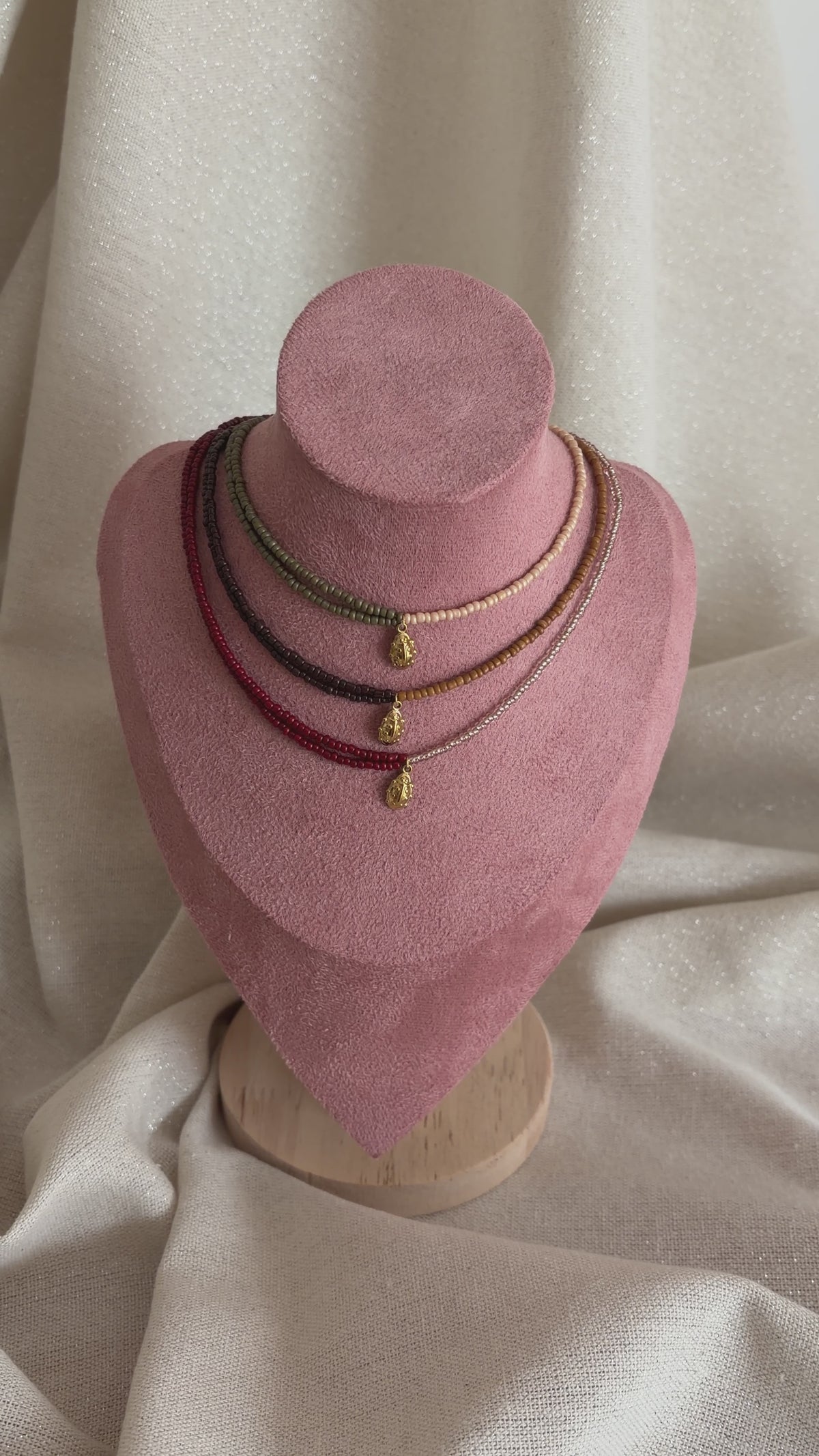 collier perles colorees coccinelle
